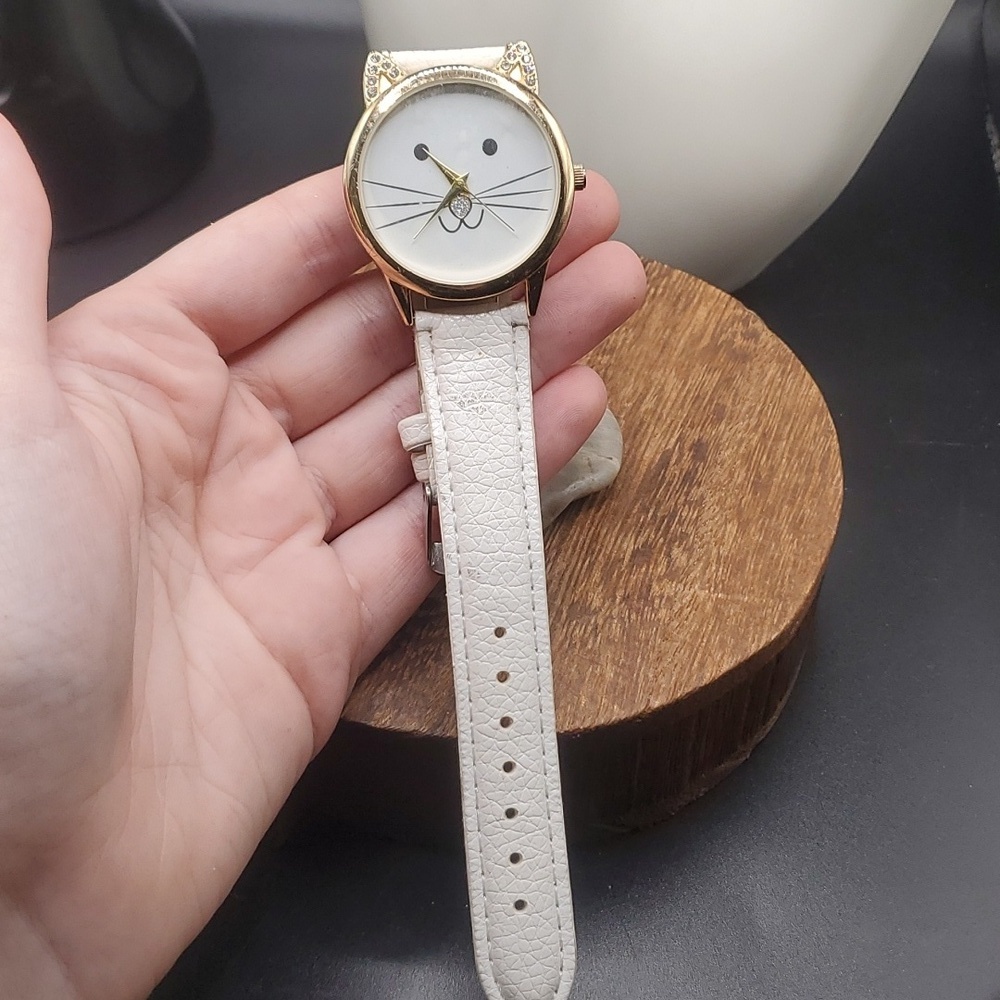 B2723‎ kitty cat watch white leather needs batteries